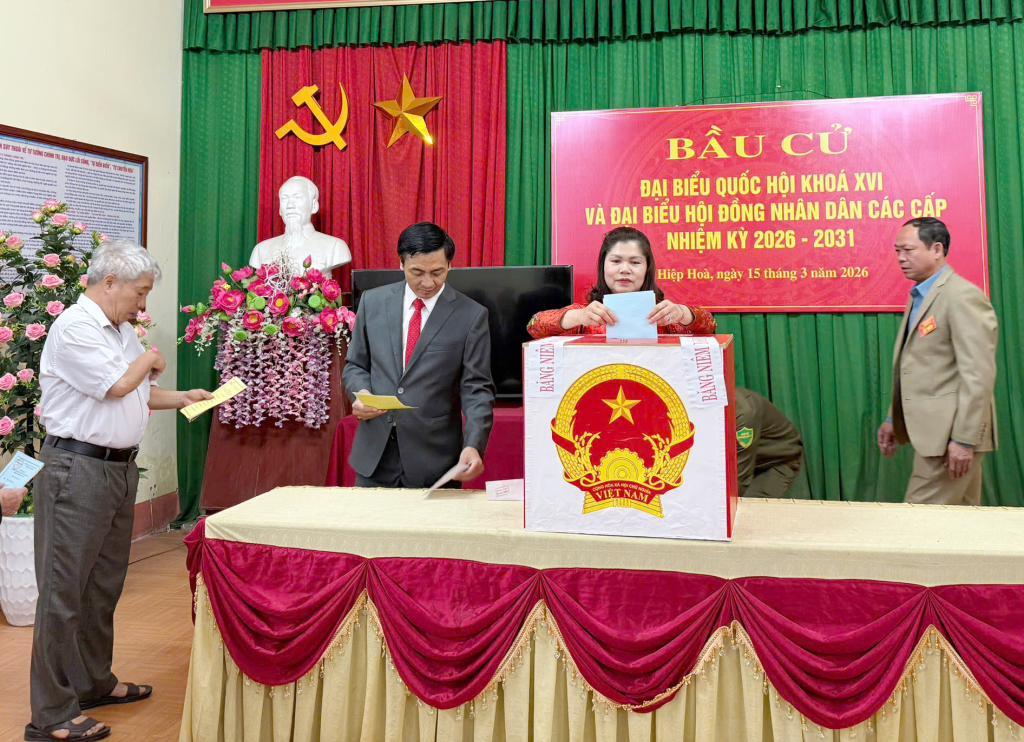 Phó Chủ tịch HĐND tỉnh Lâm Thị Hương Thành dự khai mạc và bỏ phiếu bầu cử tại xã Hiệp Hòa